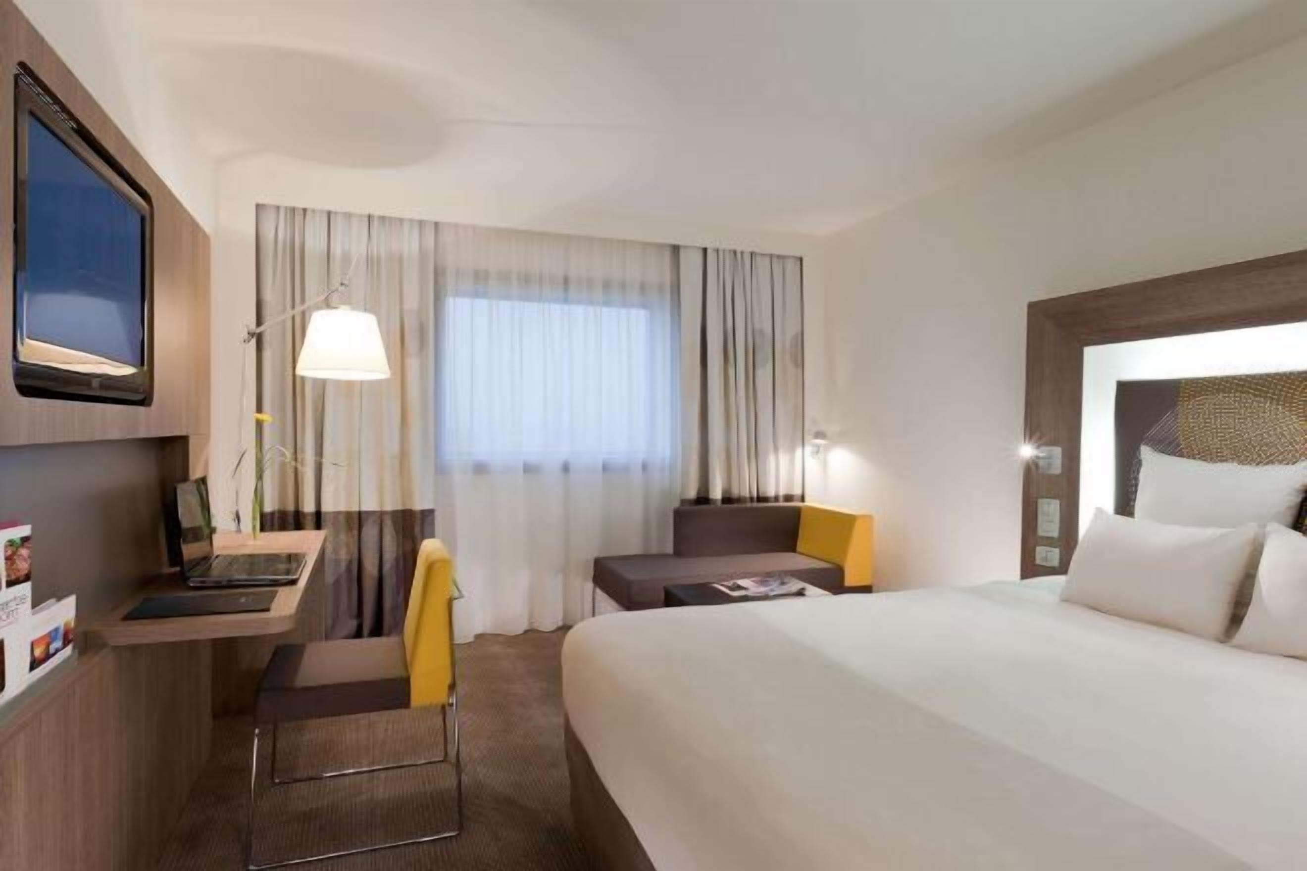 Zimmersafe, Schreibtisch, Verdunkelungsvorhänge, schallisolierte Zimmer