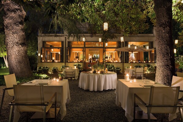3 restaurants; breakfast, lunch, dinner and brunch served 