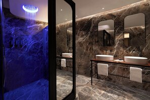 Suite junior, 1 habitación | Baño | Ducha y bañera combinadas y artículos de higiene personal de diseño