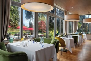 3 restaurantes; se sirven desayunos, almuerzos, cenas y cocina italiana 