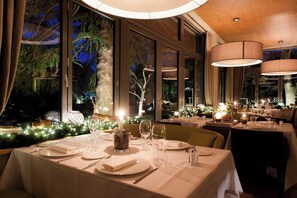 3 restaurants, breakfast, lunch, dinner served; Italian cuisine 