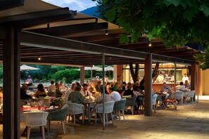 3 restaurantes, café da manhã, culinária italiana