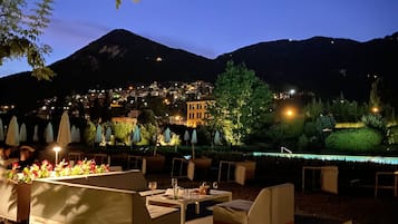 Una piscina al aire libre de temporada, sombrillas