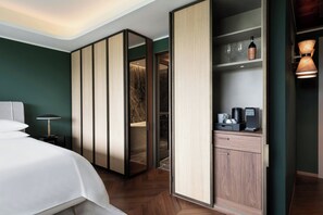 Junior Suite, 1 Bedroom | Egyptian cotton sheets, premium bedding, down comforters, minibar