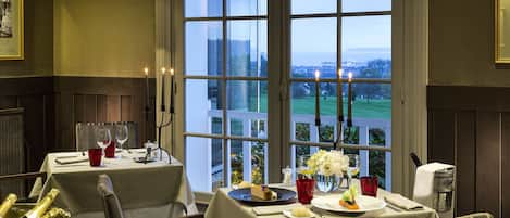 Cocina regional con vista al jardín