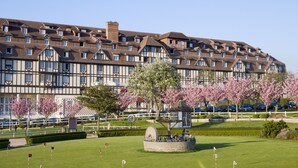 Un hotel grande con varios pisos y un estilo arquitectónico tradicional.