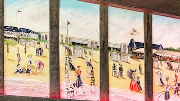 Une fresque représentant une scène historique avec des personnages, des bâtiments et des drapeaux.
