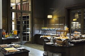 Desayuno buffet todos los días (con cargo) 