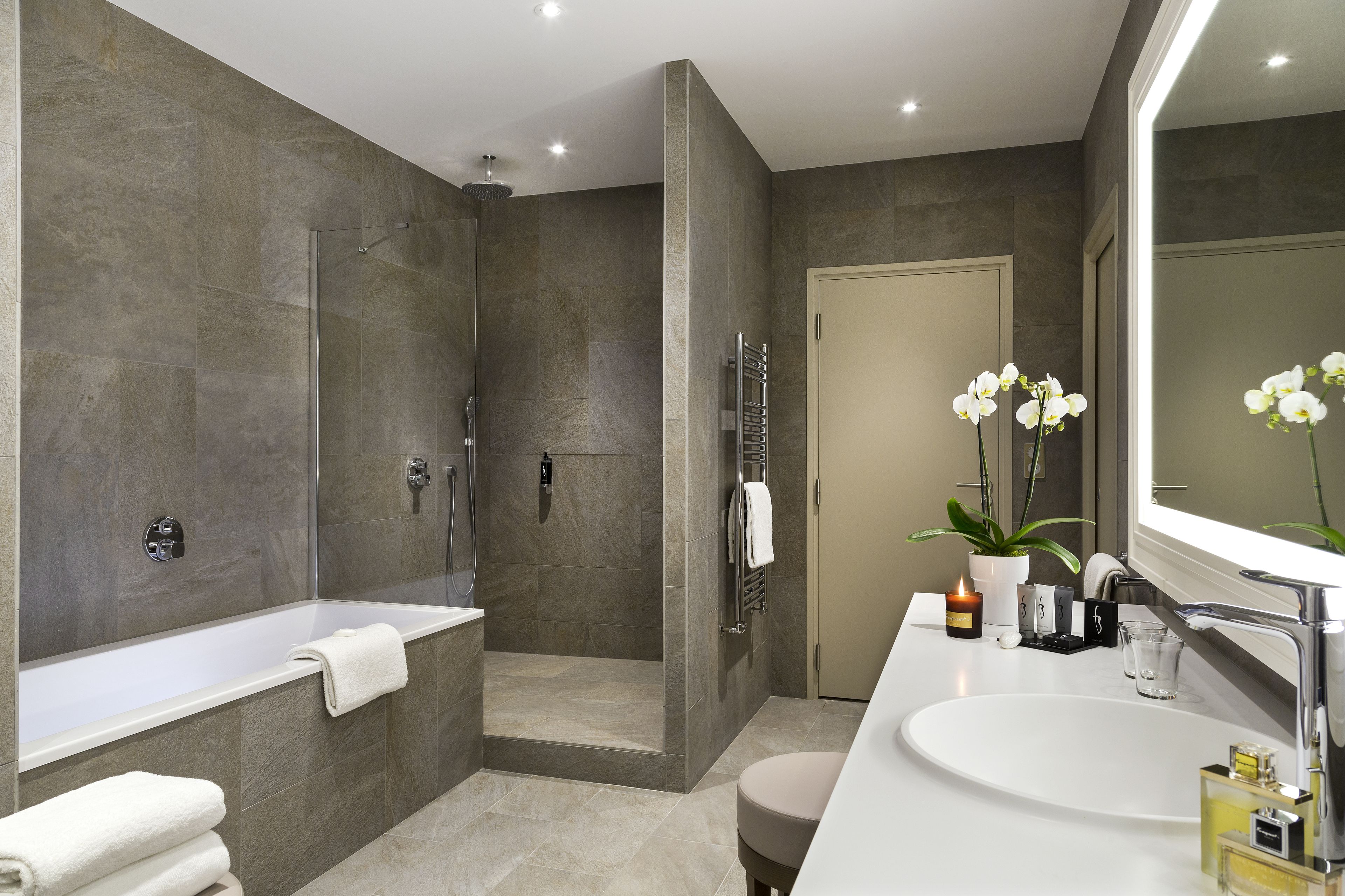 deluxe suite, terrace | bathroom | free toiletries, bathrobes, towels