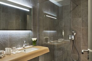 Suite familiar | Baño | Amenidades de baño gratuitas, batas, toallas 