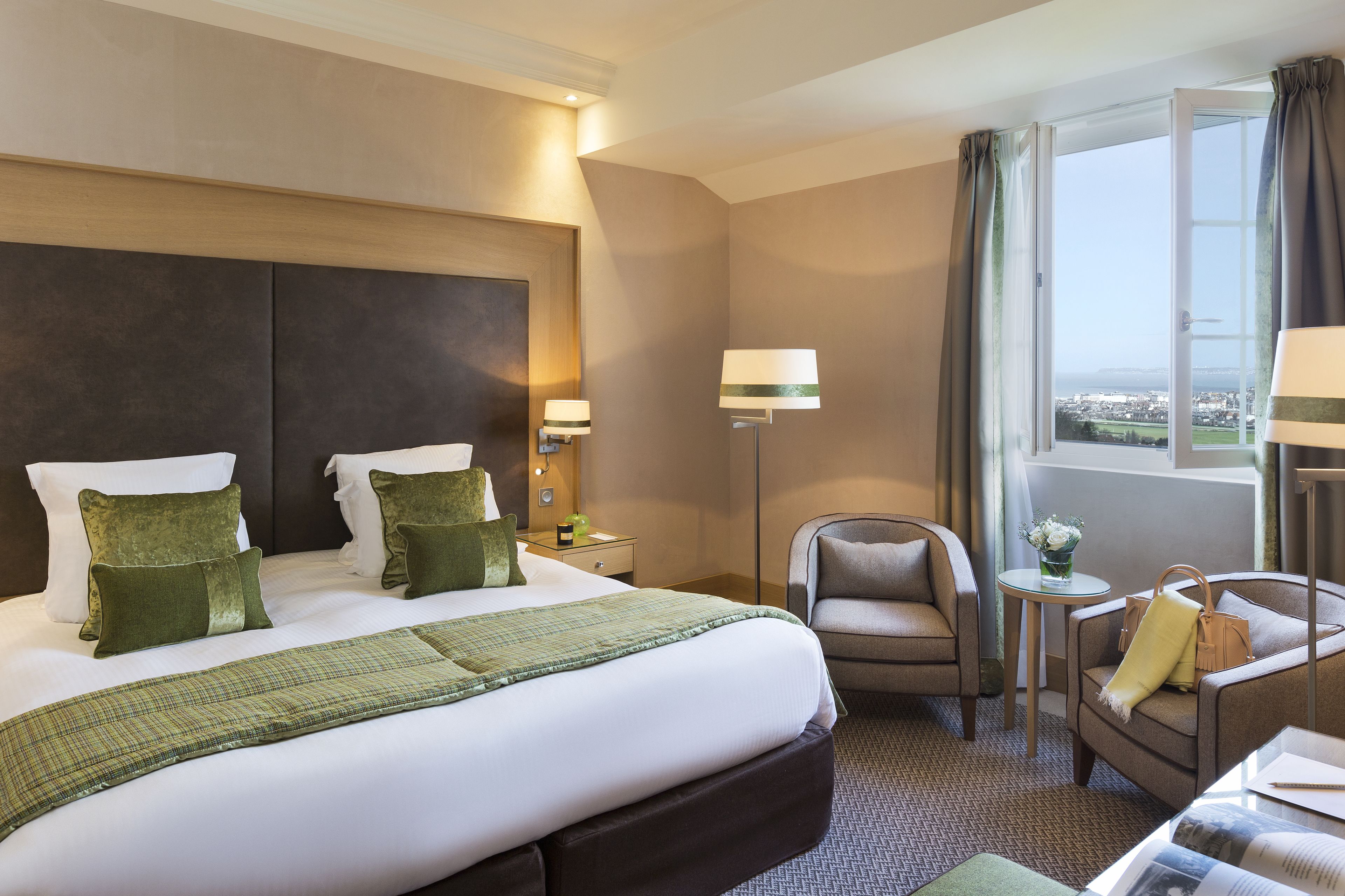 Superior kamer, uitzicht op zee | Luxe beddengoed, een minibar, een kluis op de kamer, een bureau