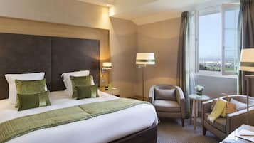 Superior kamer, uitzicht op zee | Luxe beddengoed, een minibar, een kluis op de kamer, een bureau