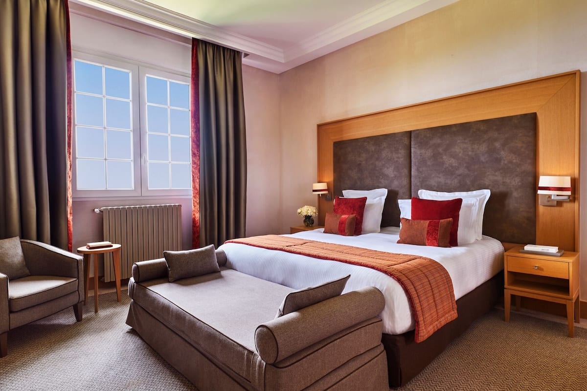 Premium bedding, minibar, in-room safe, desk