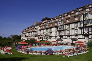 Outdoor pool, pool umbrellas, sun loungers