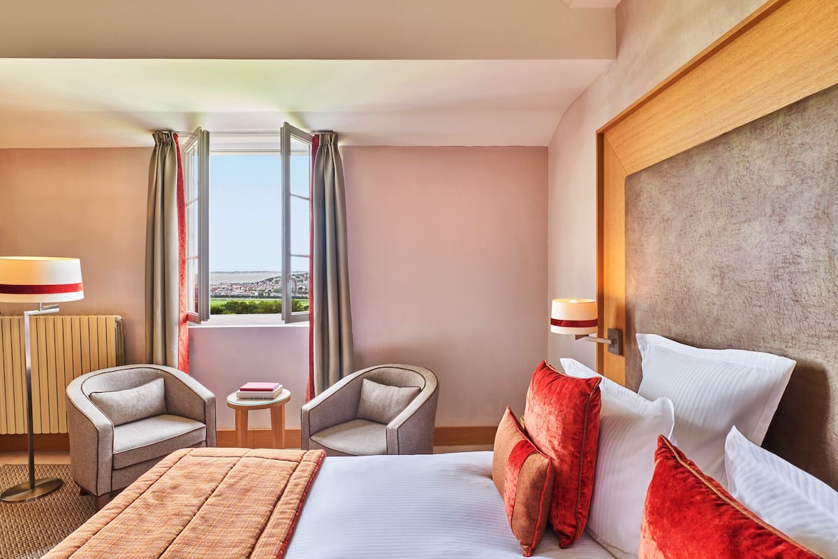 Premium bedding, minibar, in-room safe, desk