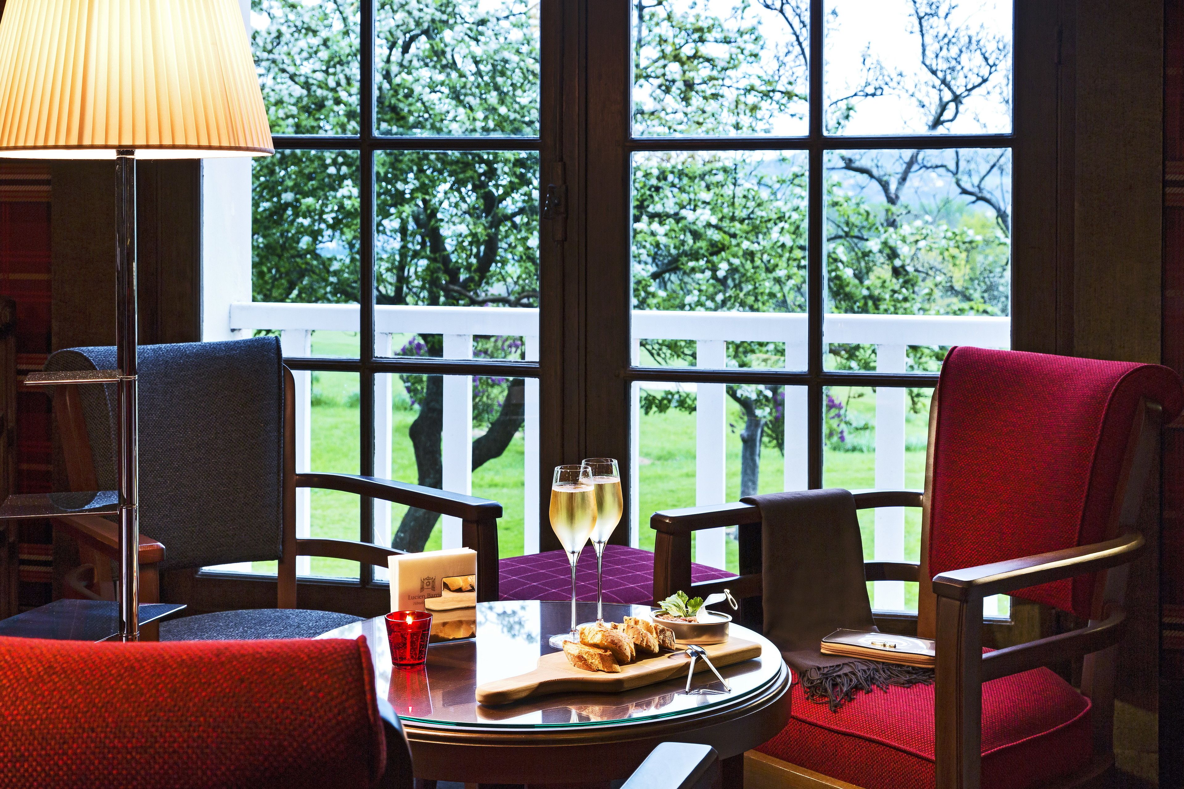 cocktail bar, al fresco dining, open daily