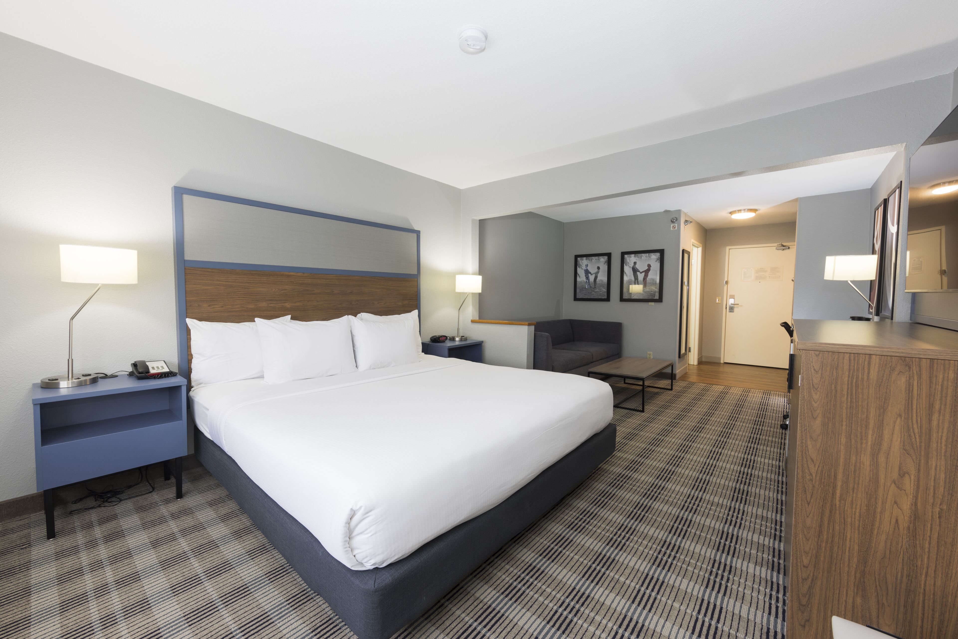 مكتب ومساحة عمل للكمبيوتر المحمول وستائر تعتيم ومكواة/لوح كي