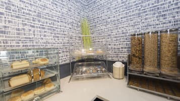 Café da manhã com buffet grátis todos os dias