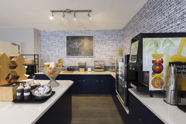 Free daily buffet breakfast - AmericInn by Wyndham Duluth (Duluth)