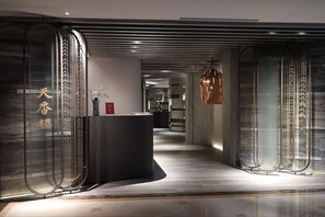 3 restaurants, breakfast, lunch, dinner served; Chinese cuisine 