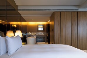 Suite | Sengetøy av topp kvalitet, dundyner, minibar og safe på rommet