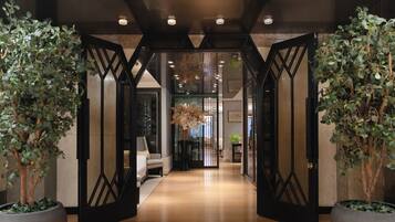 3 restaurants, breakfast, lunch, dinner served; Chinese cuisine