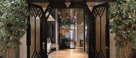 3 restaurants, breakfast, lunch, dinner served; Chinese cuisine