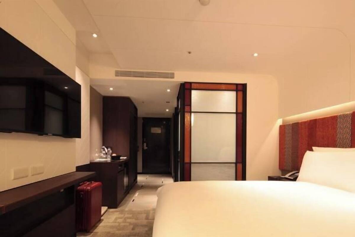 1 bedroom, premium bedding, down duvets, minibar