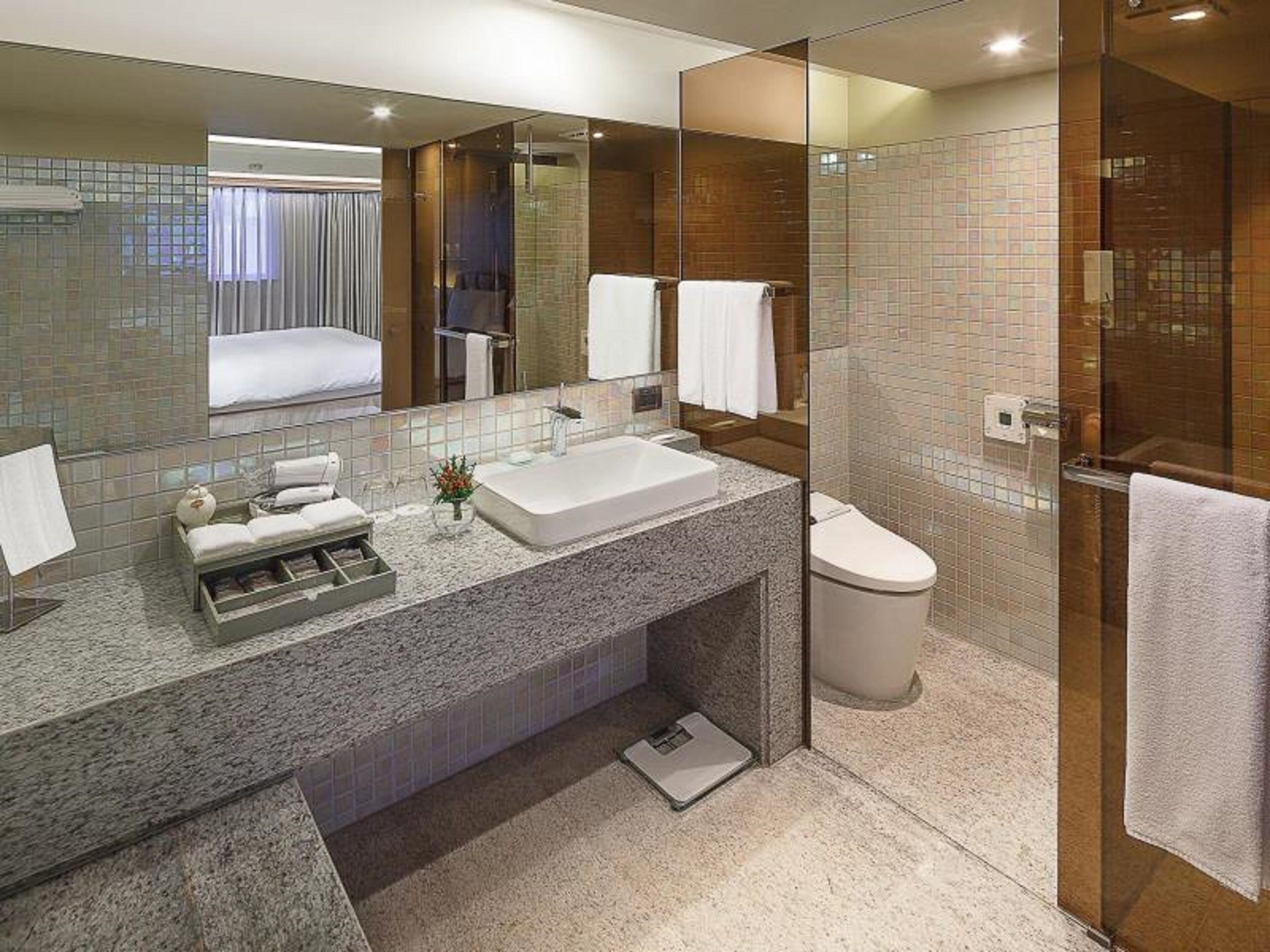 1 bedroom, premium bedding, down duvets, minibar