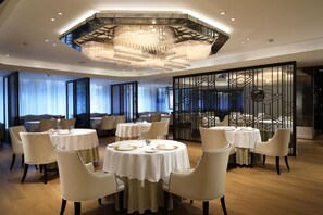 3 restauranter, frokost, lunsj og middag serveres, kinesiske retter