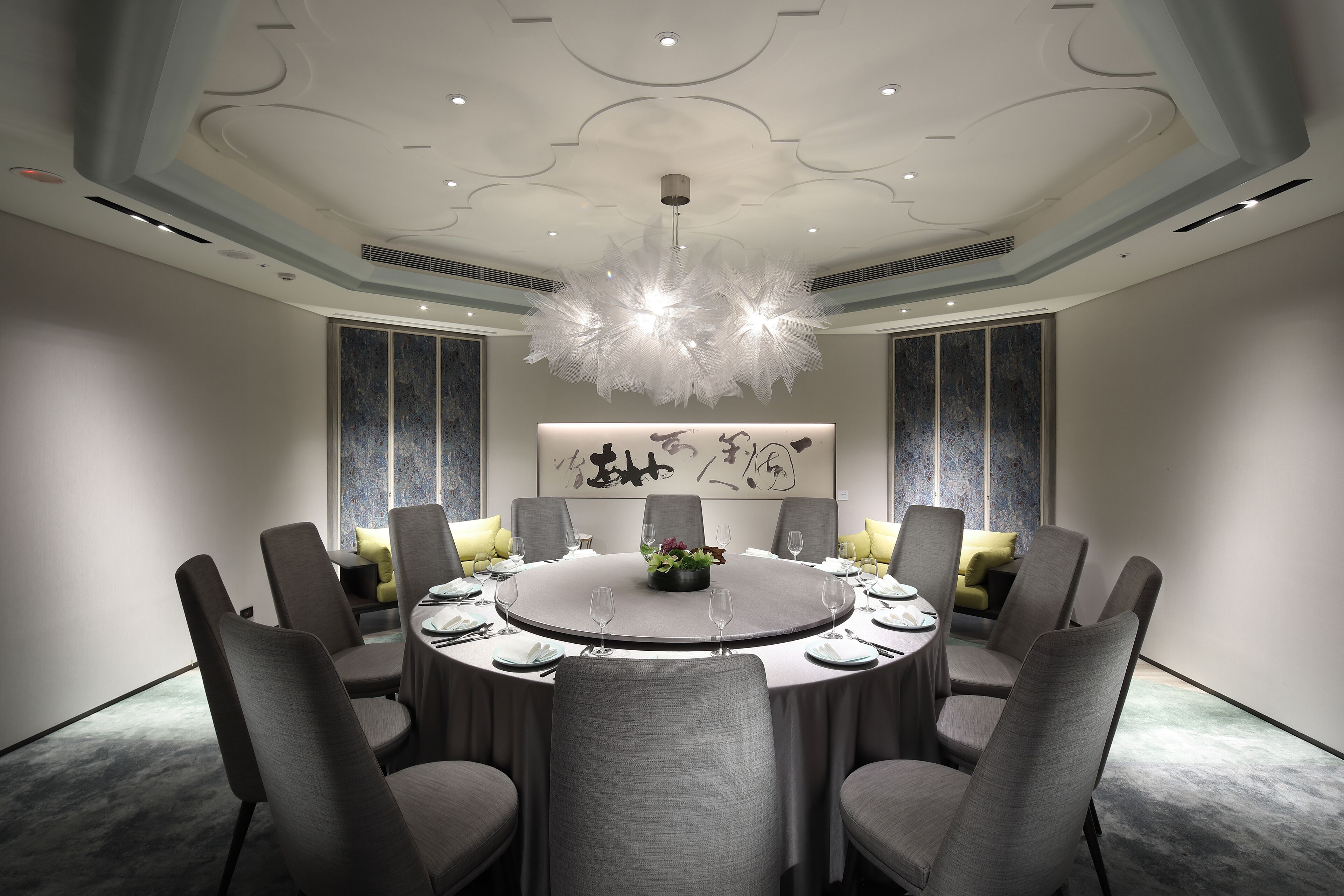 3 restaurants, breakfast, lunch, dinner served; chinese cuisine