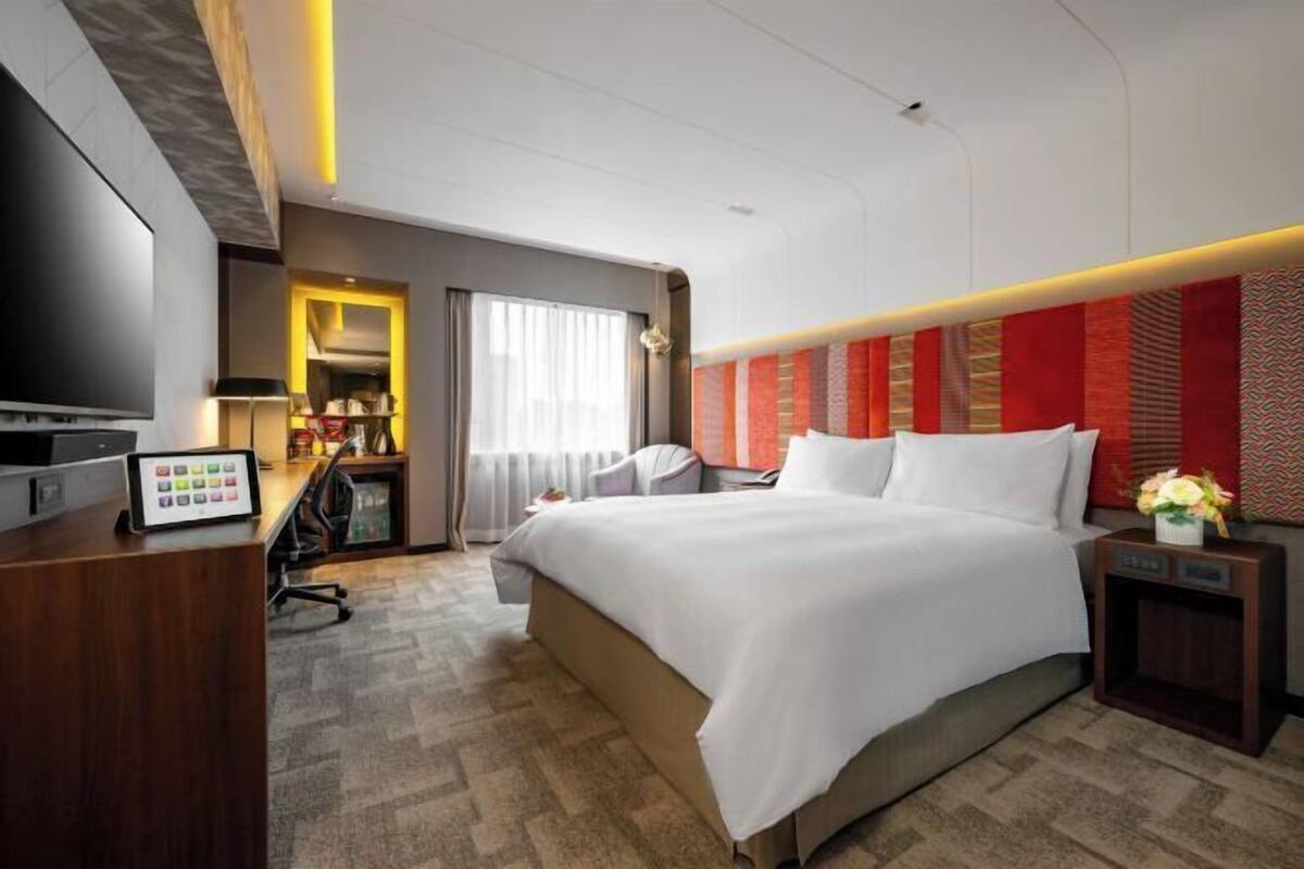 1 bedroom, premium bedding, down duvets, minibar