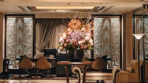 A lobby with a large floral arrangement, a chandelier, and a seating area with chairs and a sofa. - The Landis Taipei (Taipei)