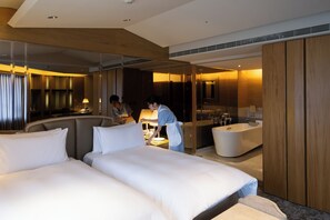 Corner Suite | Premium bedding, down comforters, minibar, in-room safe - The Landis Taipei (Taipei)