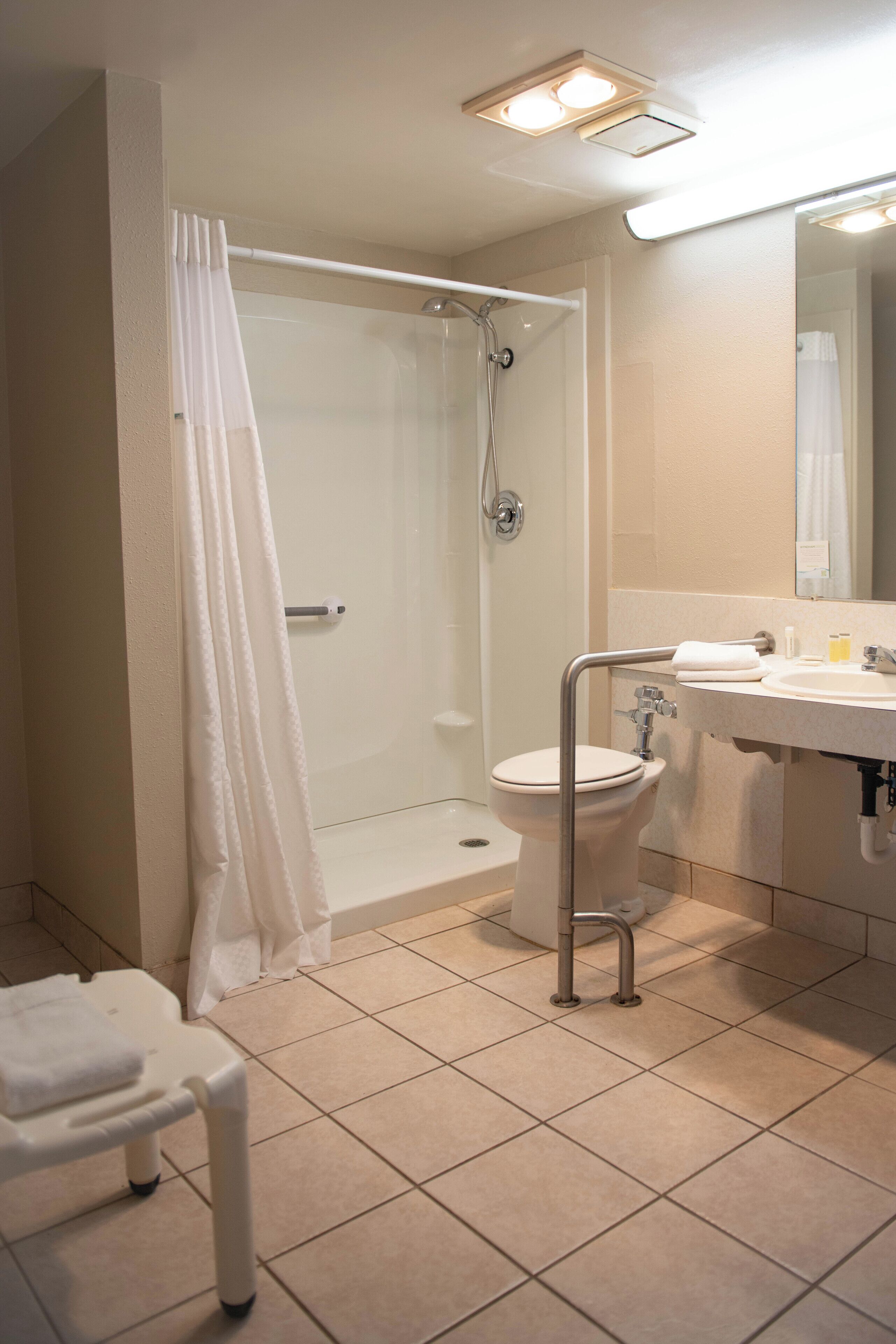 Un baño con ducha, inodoro y lavabo.