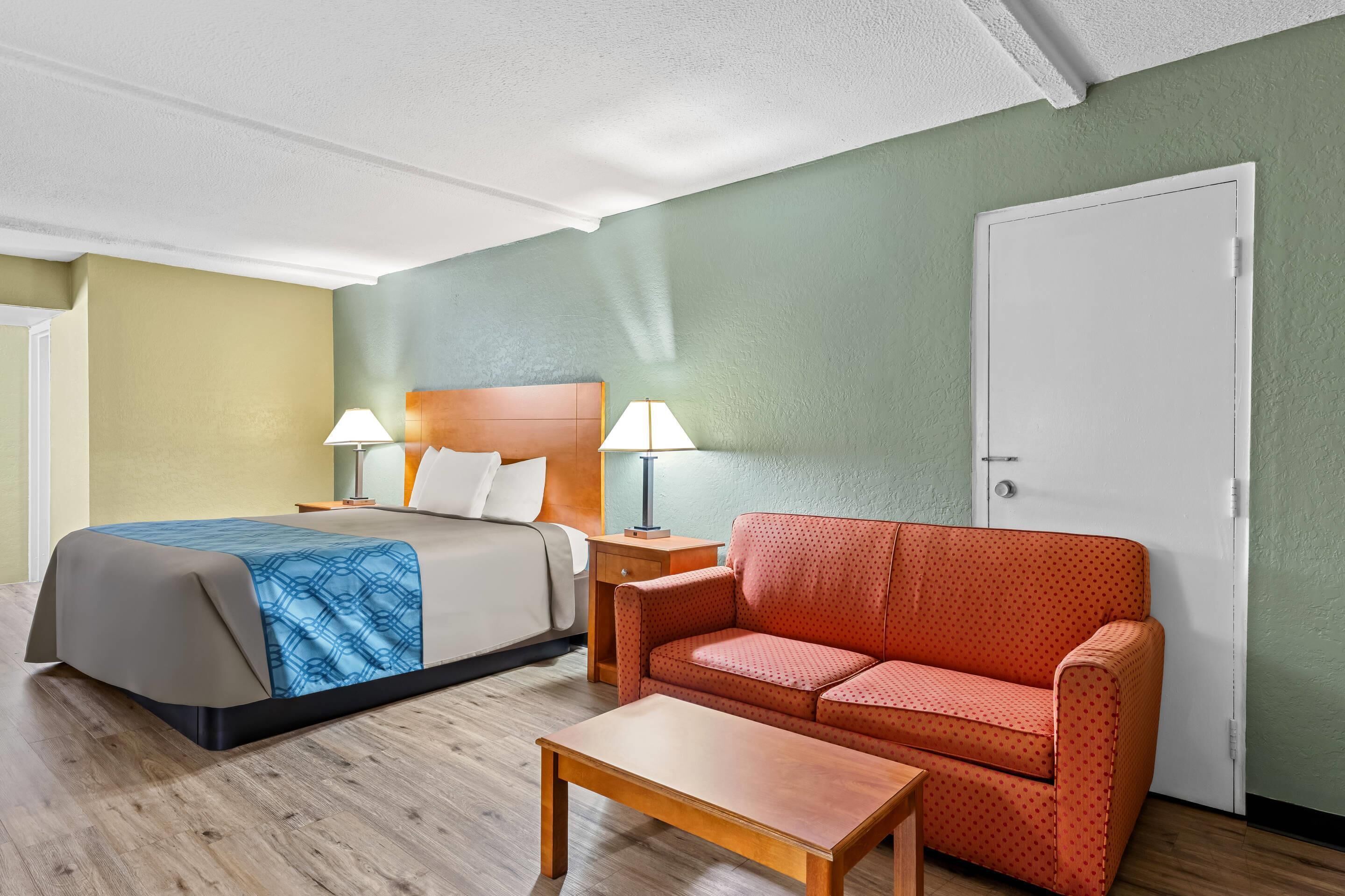 Standard Room, 1 King Bed, Non Smoking | Free WiFi, bed sheets