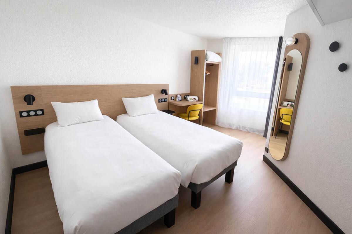 Standard Twin Room, Non Smoking | Desk, laptop workspace, soundproofing, iron/ironing board (on request)
