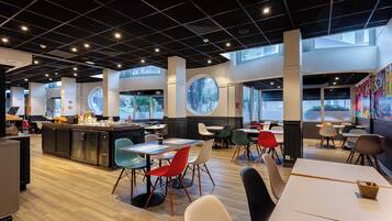 Café da manhã com buffet todos os dias mediante uma taxa