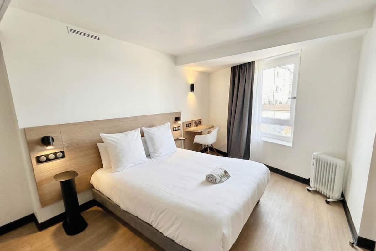 Standard Double Room, Mobility Accessible, Non Smoking | Desk, laptop workspace, soundproofing, iron/ironing board