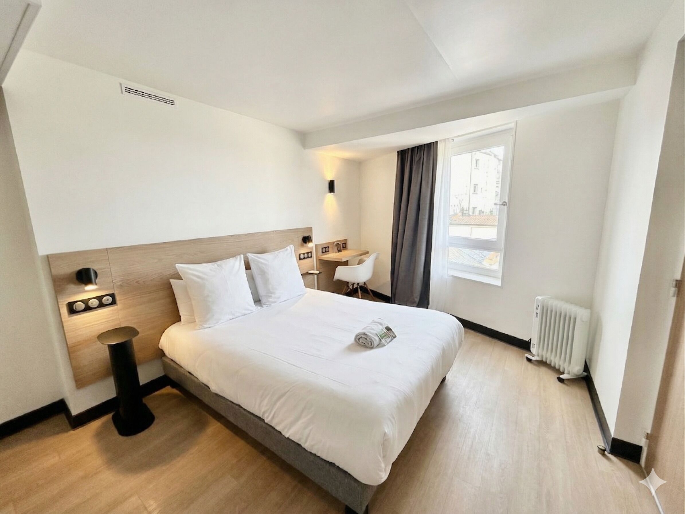 Escritorio y espacio para trabajar con laptop 