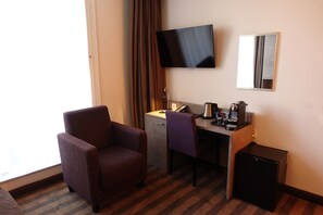 Driepersoonskamer, 1 tweepersoonsbed met slaapbank, uitzicht op tuin | Een kluis op de kamer, individueel gedecoreerd, individueel gemeubileerd