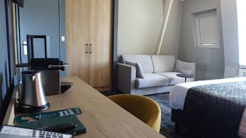Habitación superior, 1 cama de matrimonio, vistas al canal (or Garden View) | Caja fuerte, decoración individual, mobiliario individual y escritorio