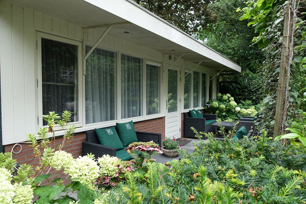 Bungalow, Garden Area