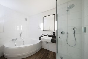 Suite | Badeværelse | Bruser, gratis toiletartikler, hårtørrer, håndklæder