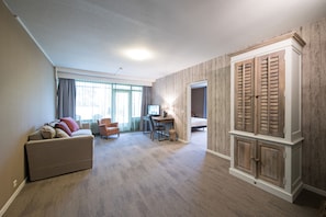 Suite | In-room safe, desk, blackout drapes, free WiFi