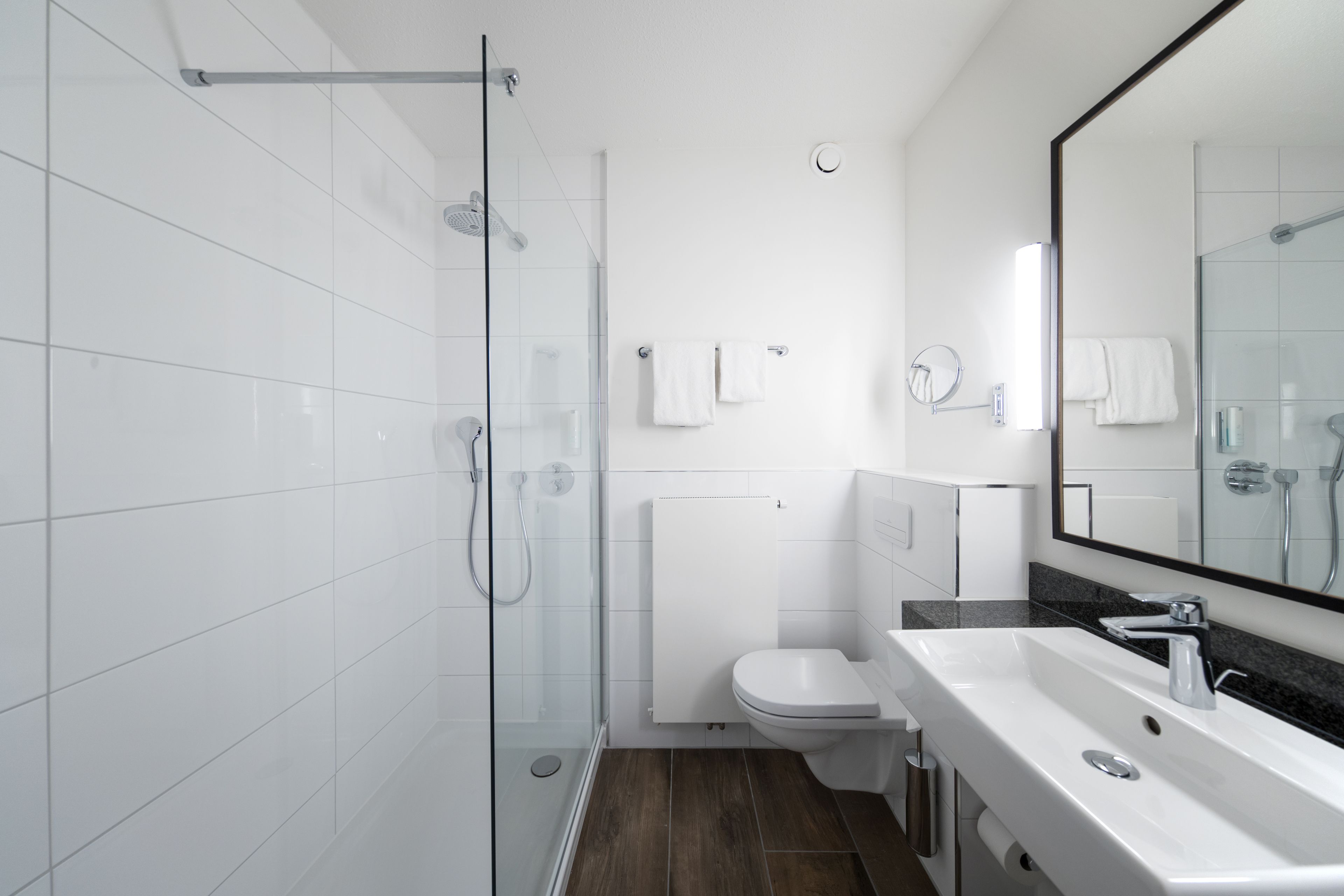 deluxe room, 2 single beds | bathroom | shower, free toiletries, hair dryer, towels