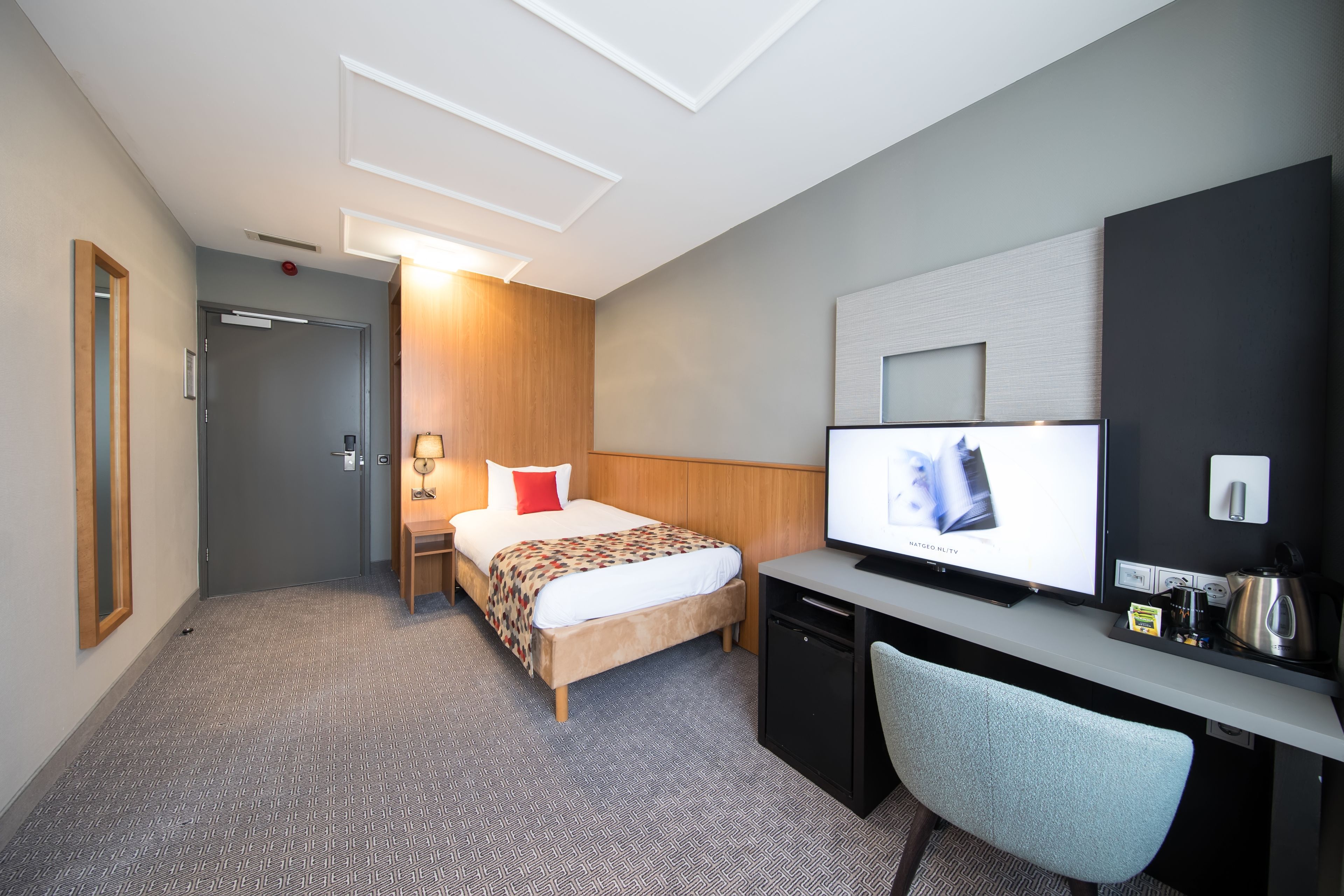 single room | hypo-allergenic bedding, in-room safe, desk, iron/ironing board