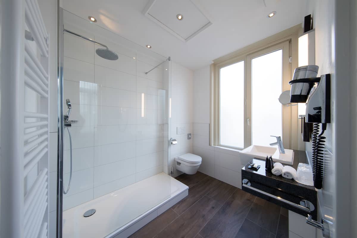 executive room | bathroom | free toiletries, hair dryer, towels