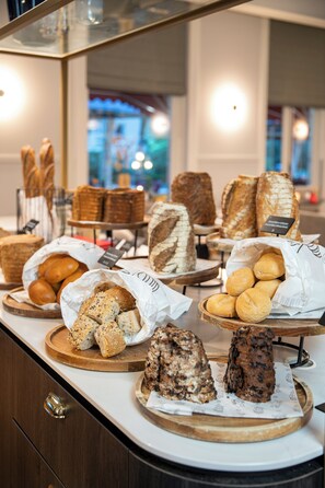 Daily buffet breakfast (EUR 25.50 per person)