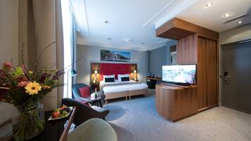 Suite | Hypo-allergenic bedding, in-room safe, desk, iron/ironing board